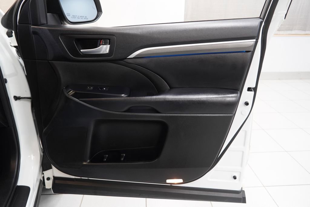 Used 2018 Toyota Highlander SE image 34