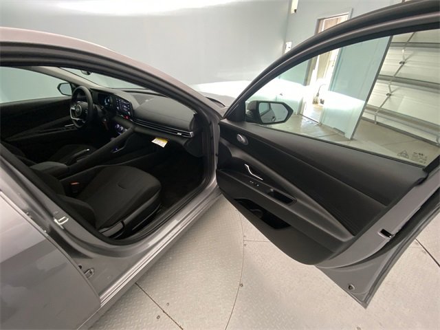 Certified 2025 Hyundai Elantra SE w/ Cargo Package image 23