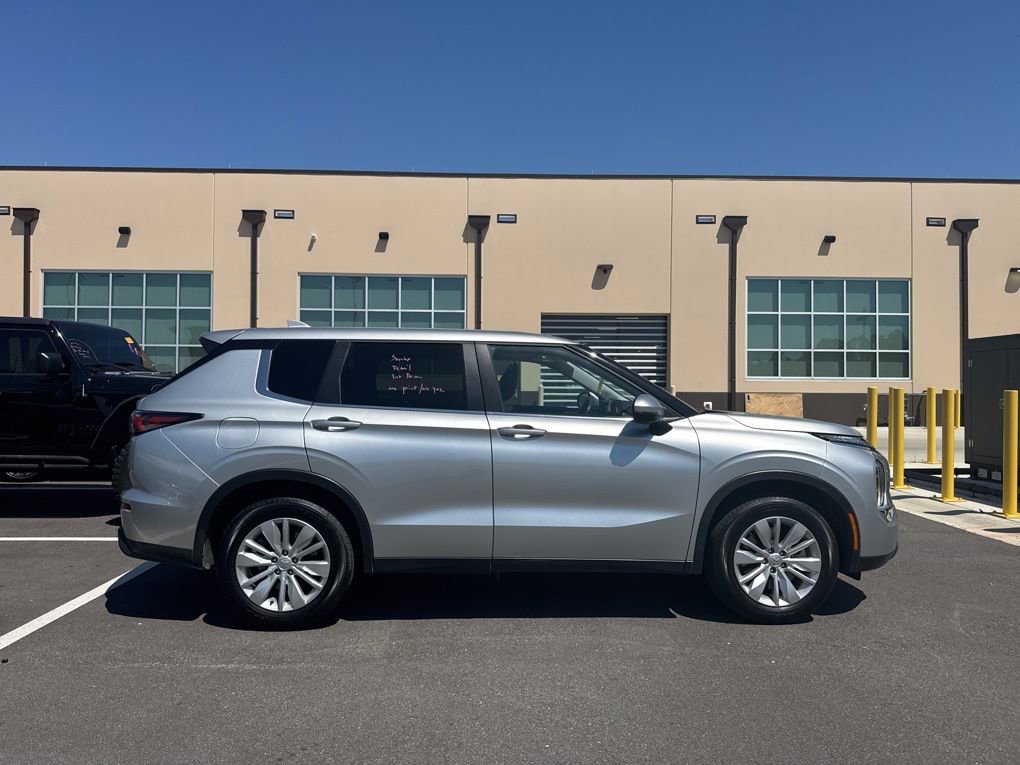 Used 2025 Mitsubishi Outlander ES image 2