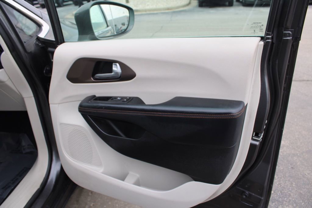 Used 2017 Chrysler Pacifica Touring-L image 22