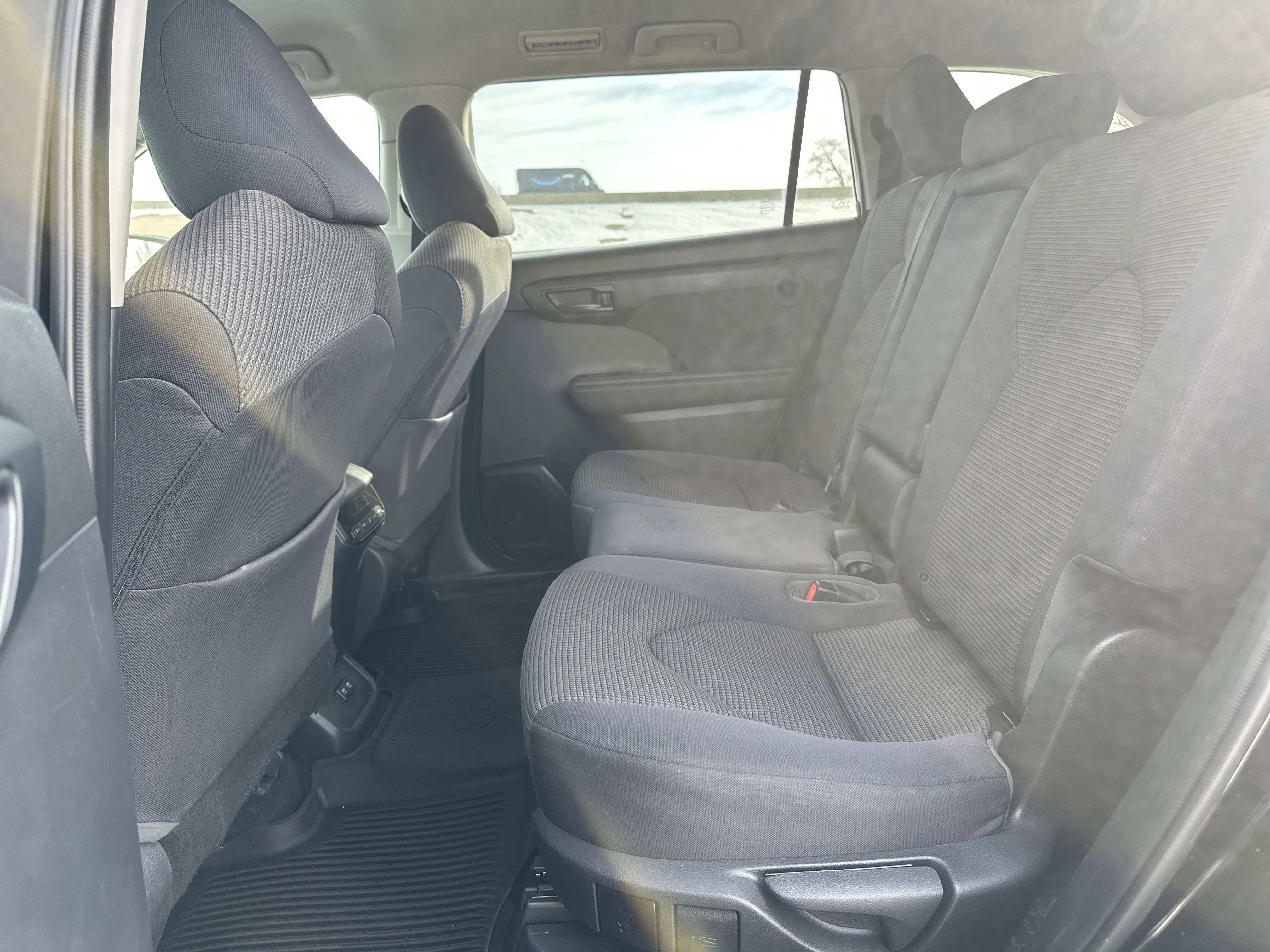 Used 2021 Toyota Highlander LE image 28