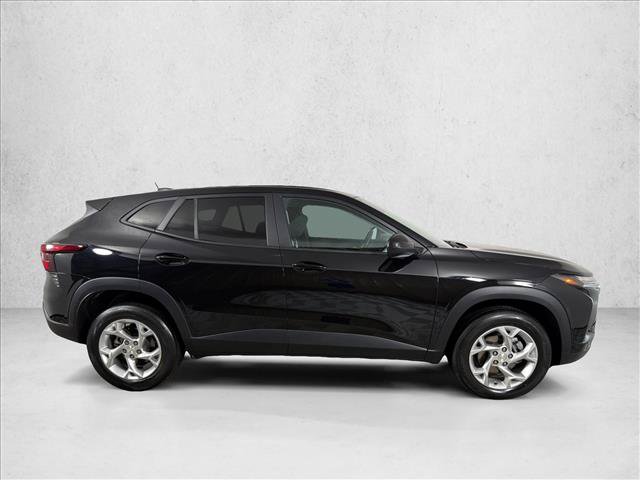 Used 2024 Chevrolet Trax LS w/ LS Convenience Package FWD image 2