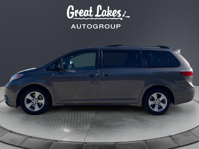 Used 2017 Toyota Sienna LE FWD image 2