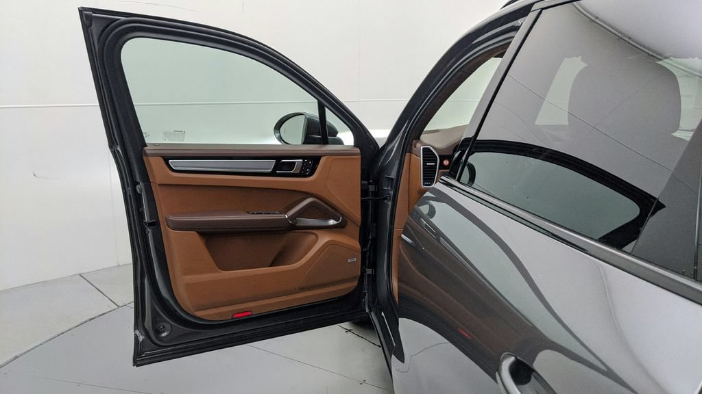Certified 2023 Porsche Cayenne Turbo AWD/4WD image 38