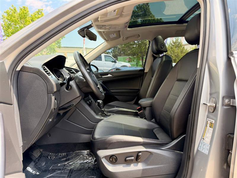 Used 2021 Volkswagen Tiguan SE w/ Panoramic Sunroof Package FWD image 6