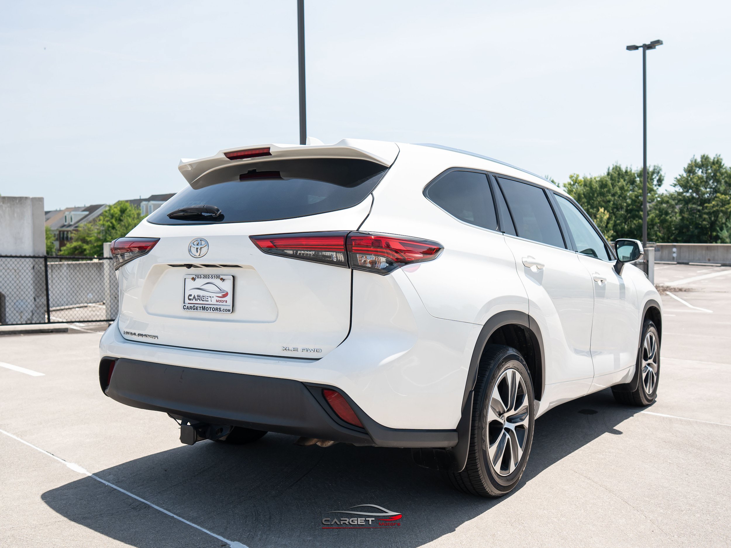 Used 2021 Toyota Highlander XLE AWD/4WD image 7