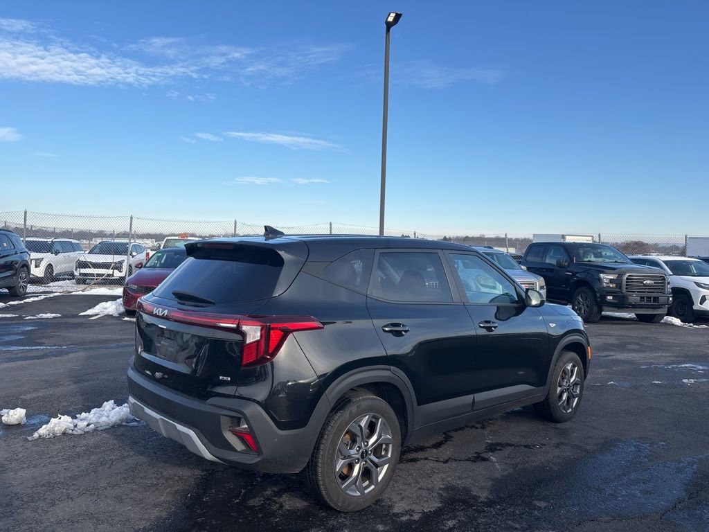 Certified 2024 Kia Seltos LX image 2