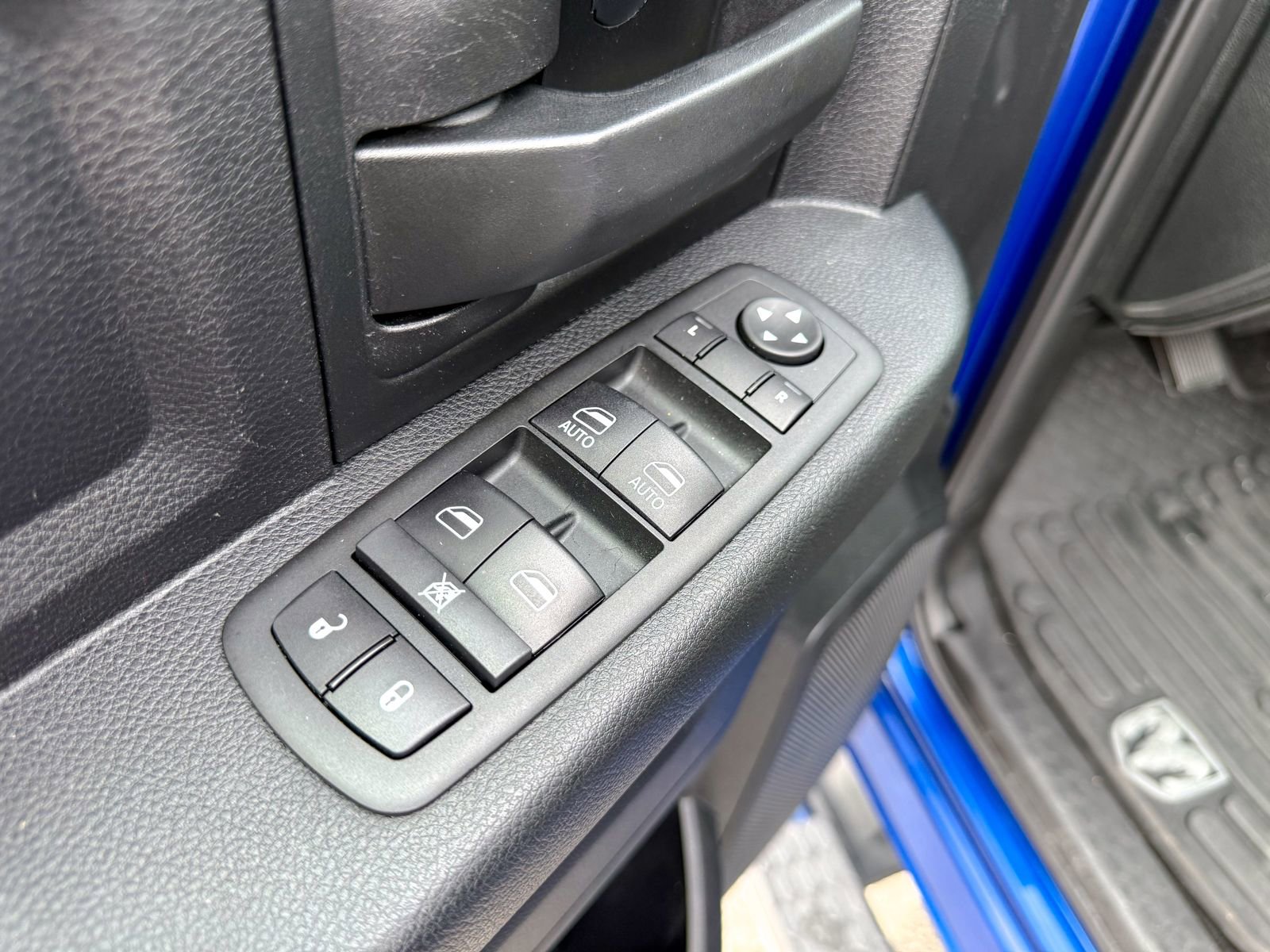 Used 2015 RAM 2500 Tradesman w/ Chrome Appearance Group image 16