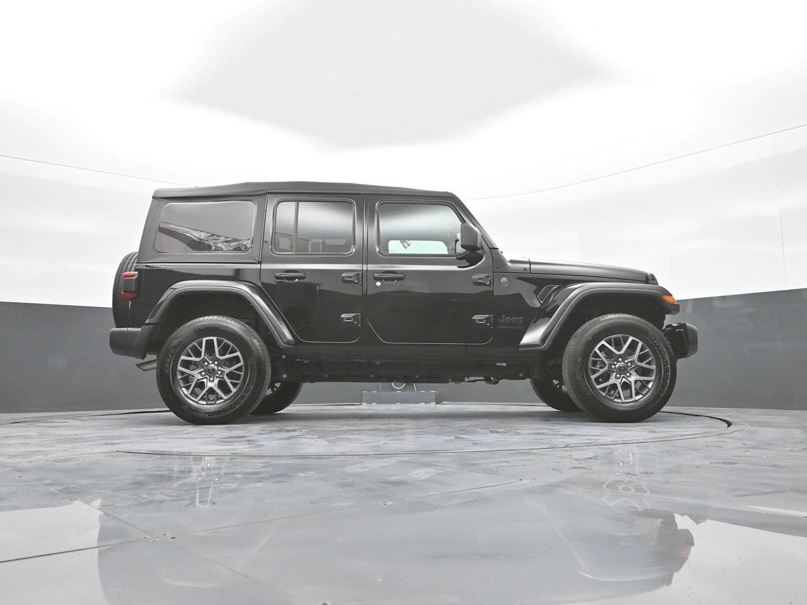 Used 2025 Jeep Wrangler Unlimited Sahara AWD/4WD image 39