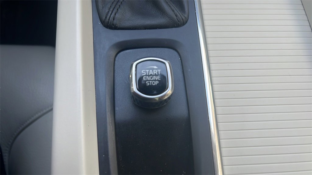 Used 2018 Volvo XC60 T5 Momentum w/ Vision Package image 25