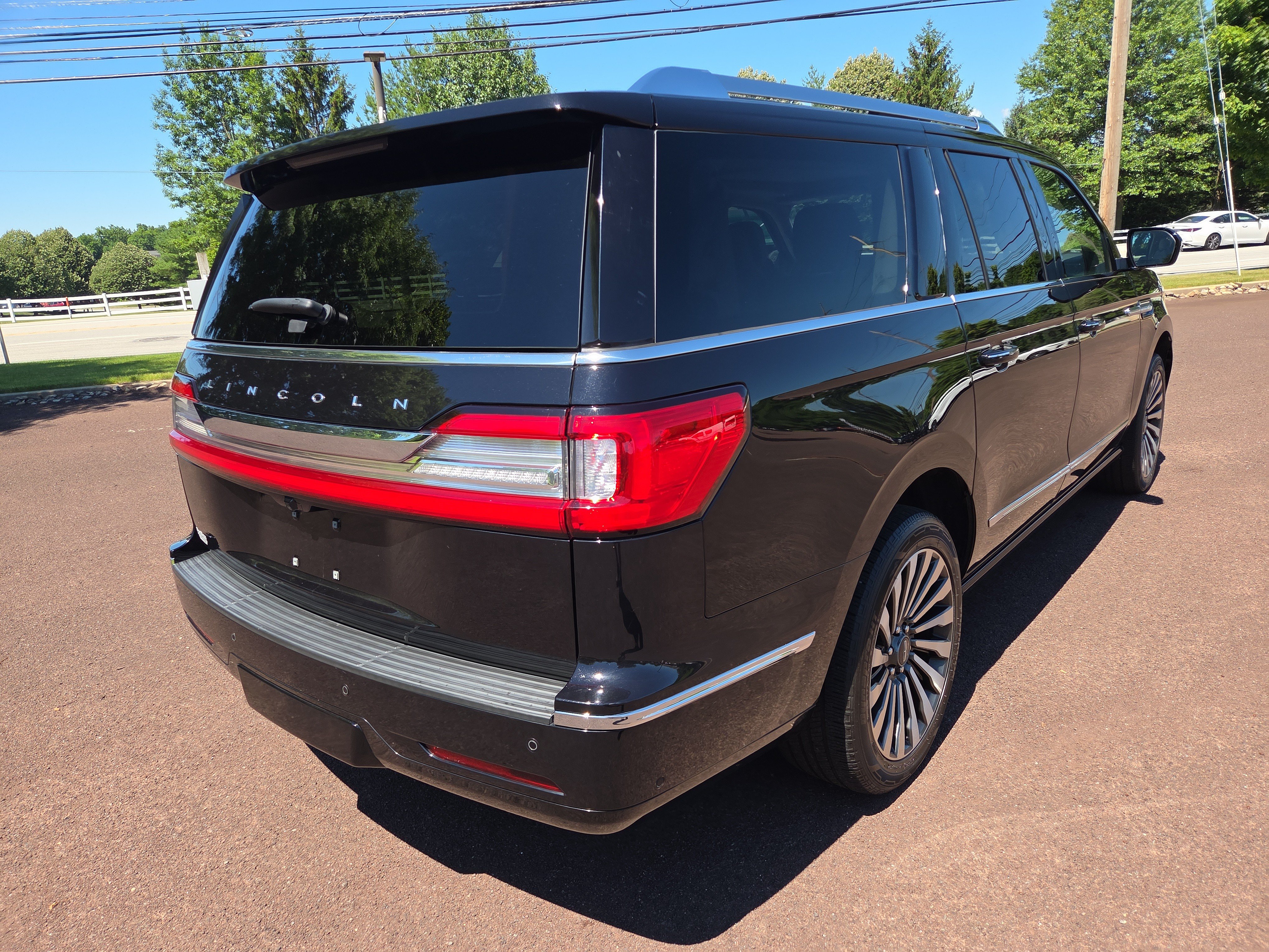 Used 2021 Lincoln Navigator L Reserve w/ Luxury Package AWD/4WD image 3