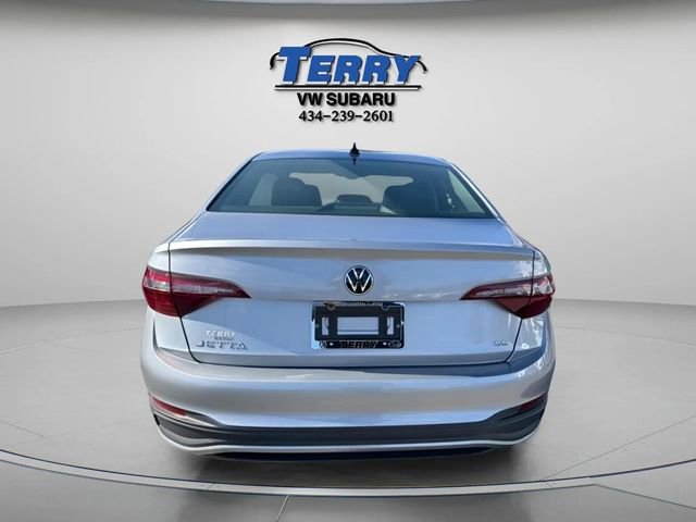 Used 2024 Volkswagen Jetta SE image 2