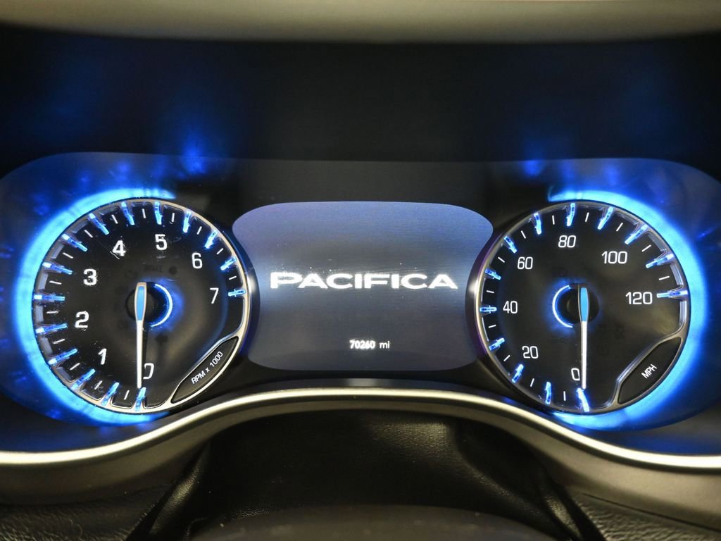 Used 2022 Chrysler Pacifica Touring-L image 15