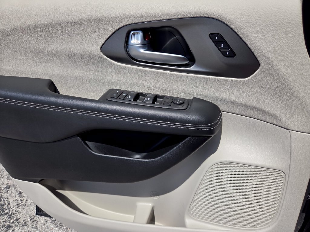 Used 2022 Chrysler Pacifica Touring-L AWD/4WD image 21
