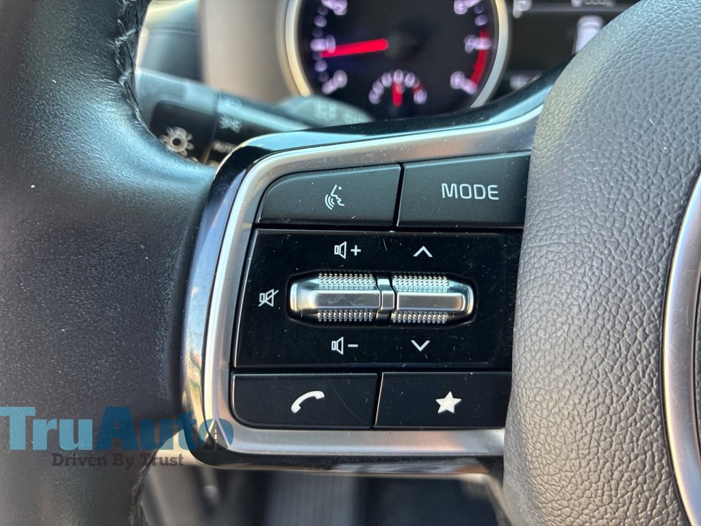 Used 2023 Kia Carnival LX FWD image 27