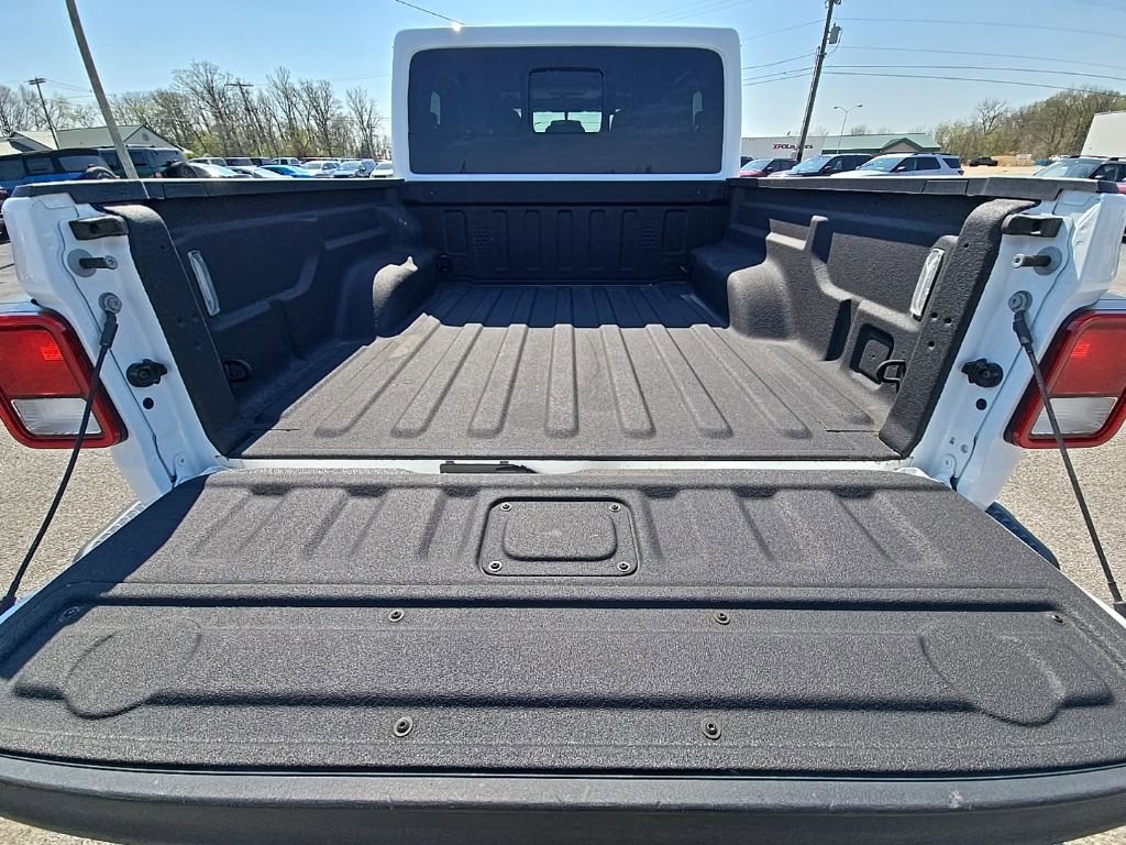 Certified 2024 Jeep Gladiator Sport AWD/4WD image 13