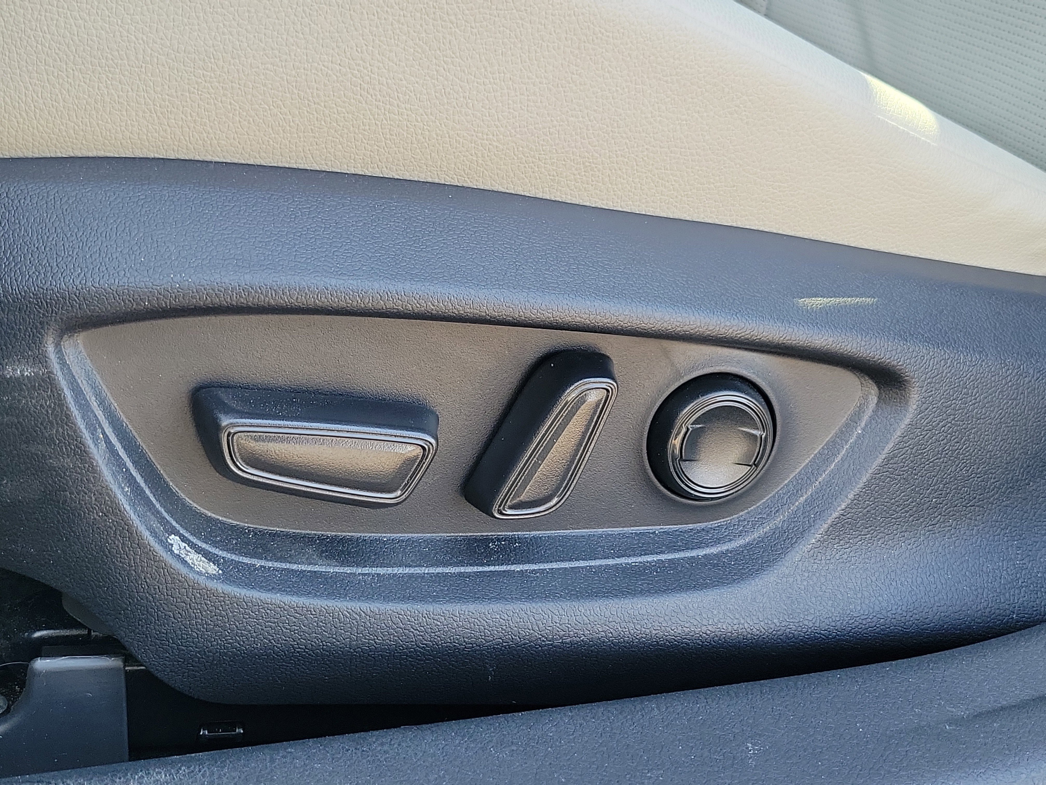 Used 2025 Toyota Camry XLE w/ Premium Plus Package image 21