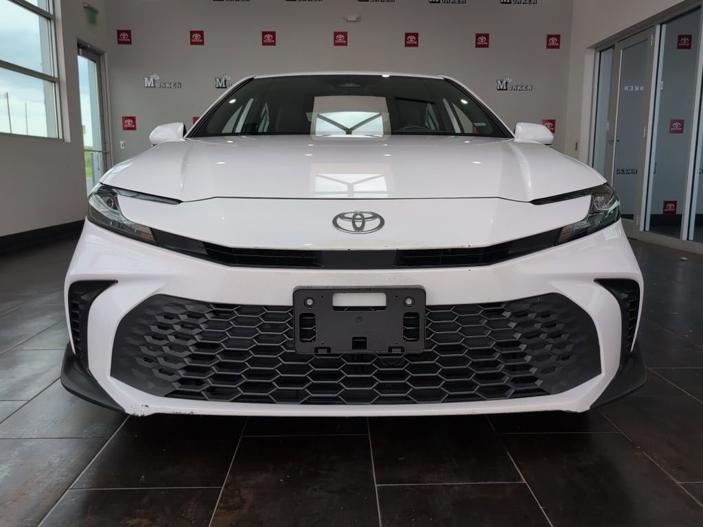 Used 2025 Toyota Camry SE image 3