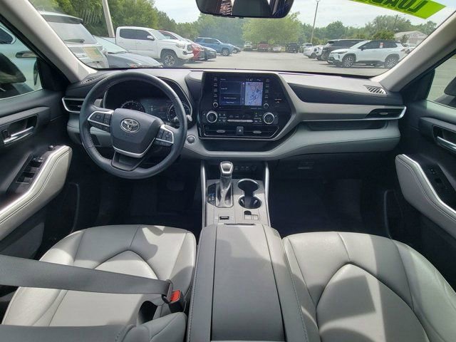 Used 2022 Toyota Highlander XLE image 2