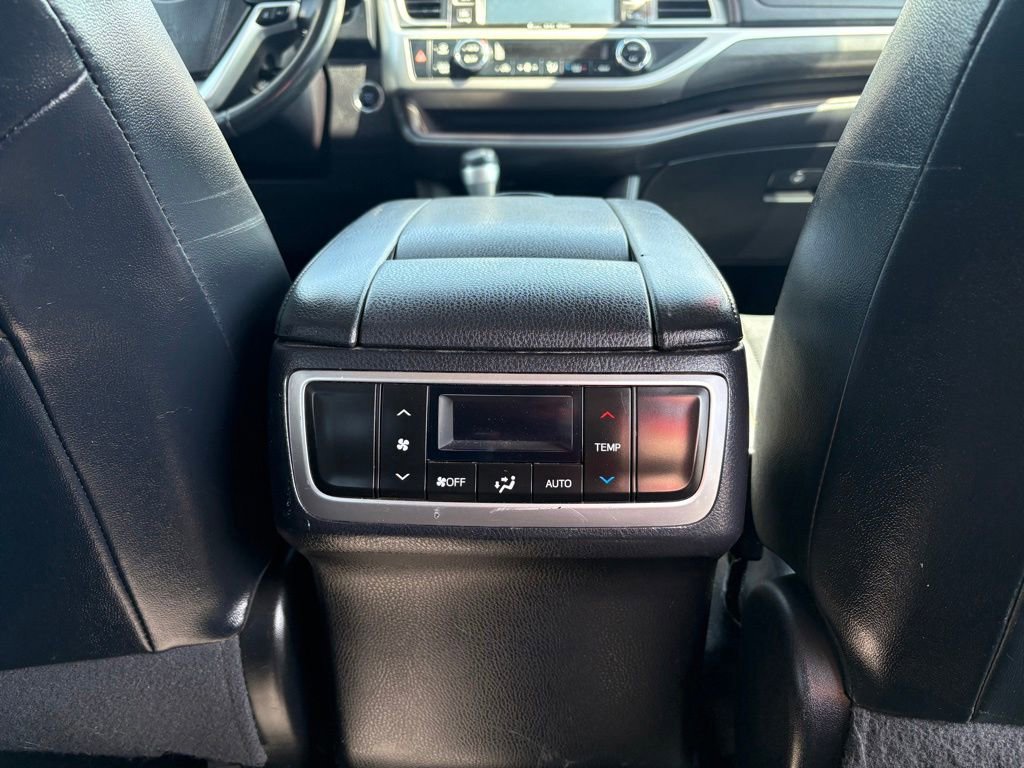 Used 2018 Toyota Highlander Limited AWD/4WD image 19