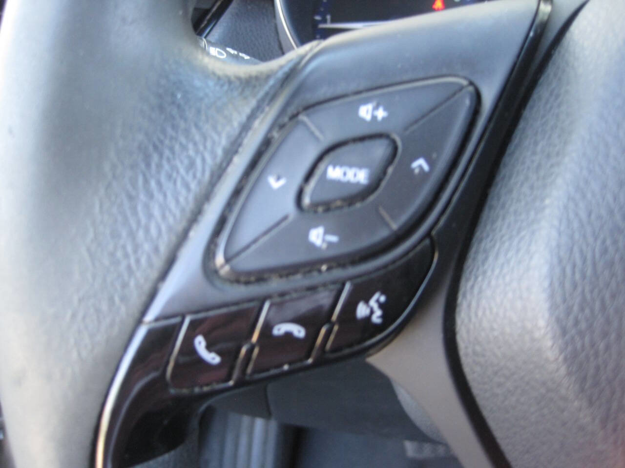 Used 2019 Toyota C-HR LE image 32