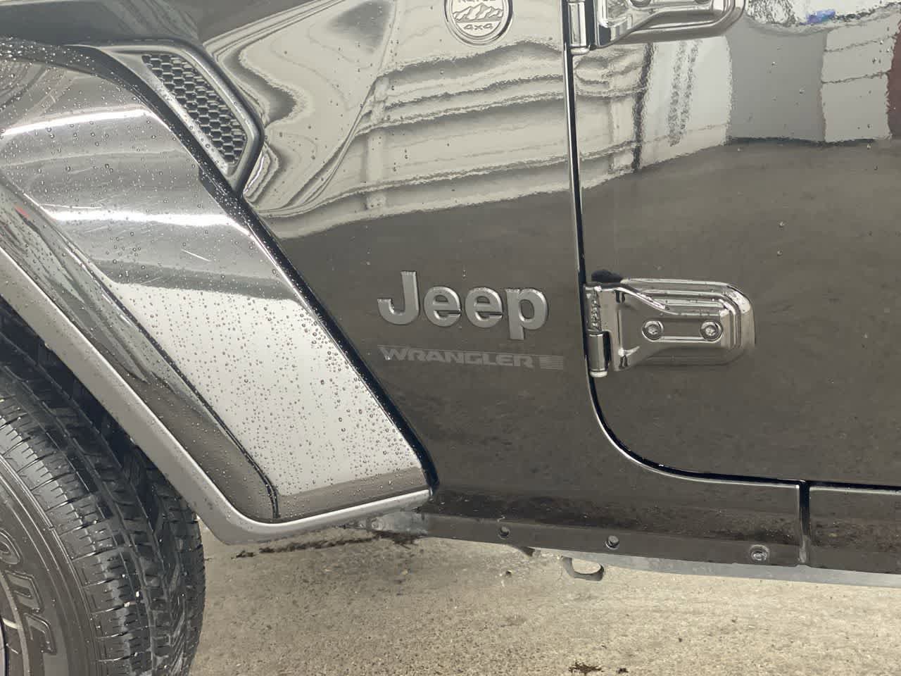 Used 2025 Jeep Wrangler Sahara image 10