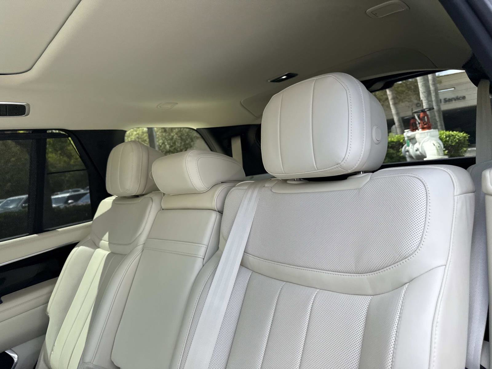 Used 2026 Land Rover Range Rover Long Wheelbase SE image 15