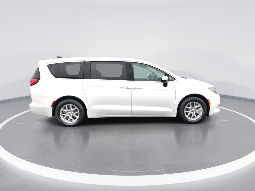 Used 2022 Chrysler Voyager LX image 9