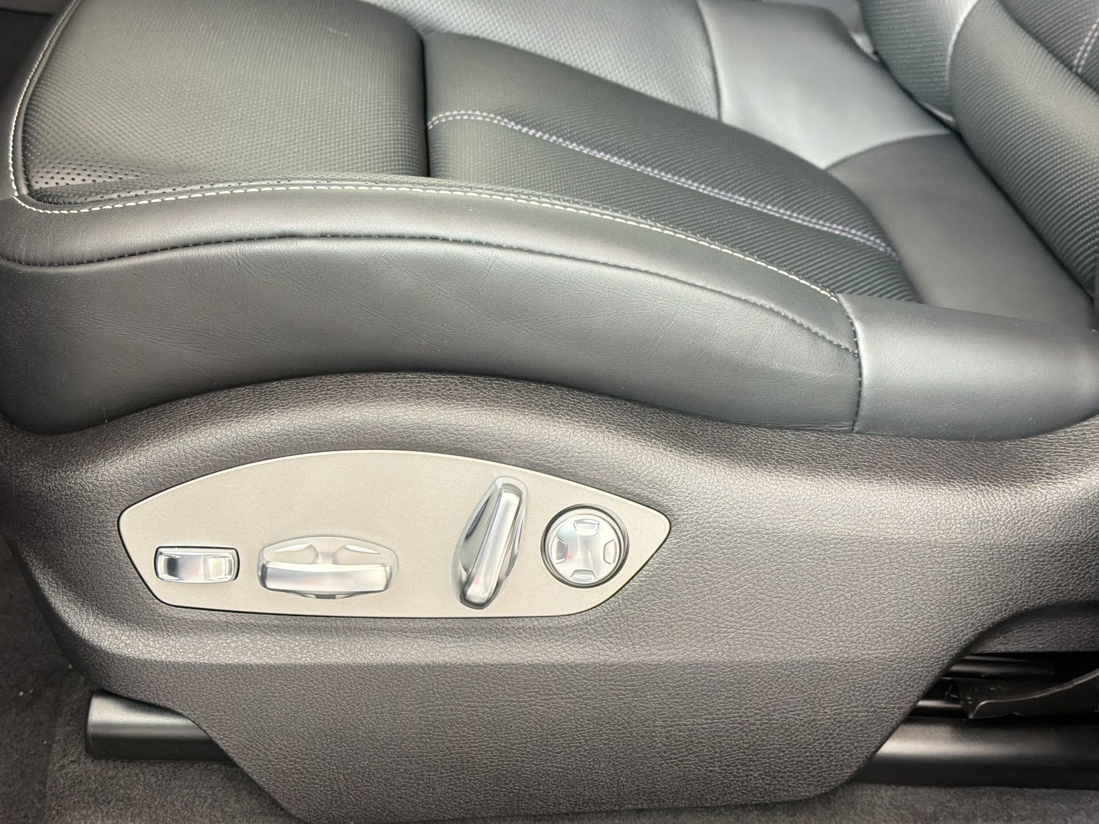 Used 2026 Porsche Macan Turbo AWD/4WD image 16