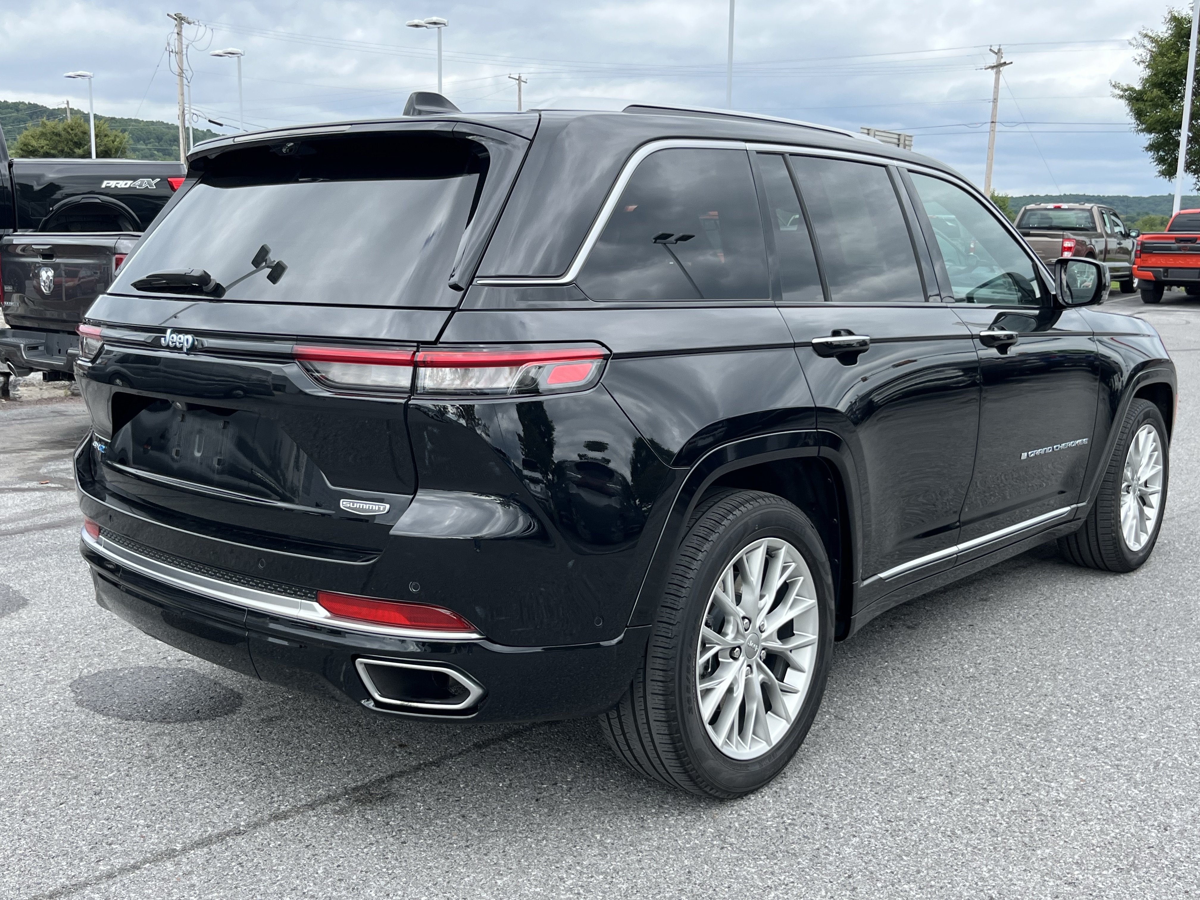 Used 2023 Jeep Grand Cherokee Summit w/ Advanced Protech Group IV AWD/4WD image 6