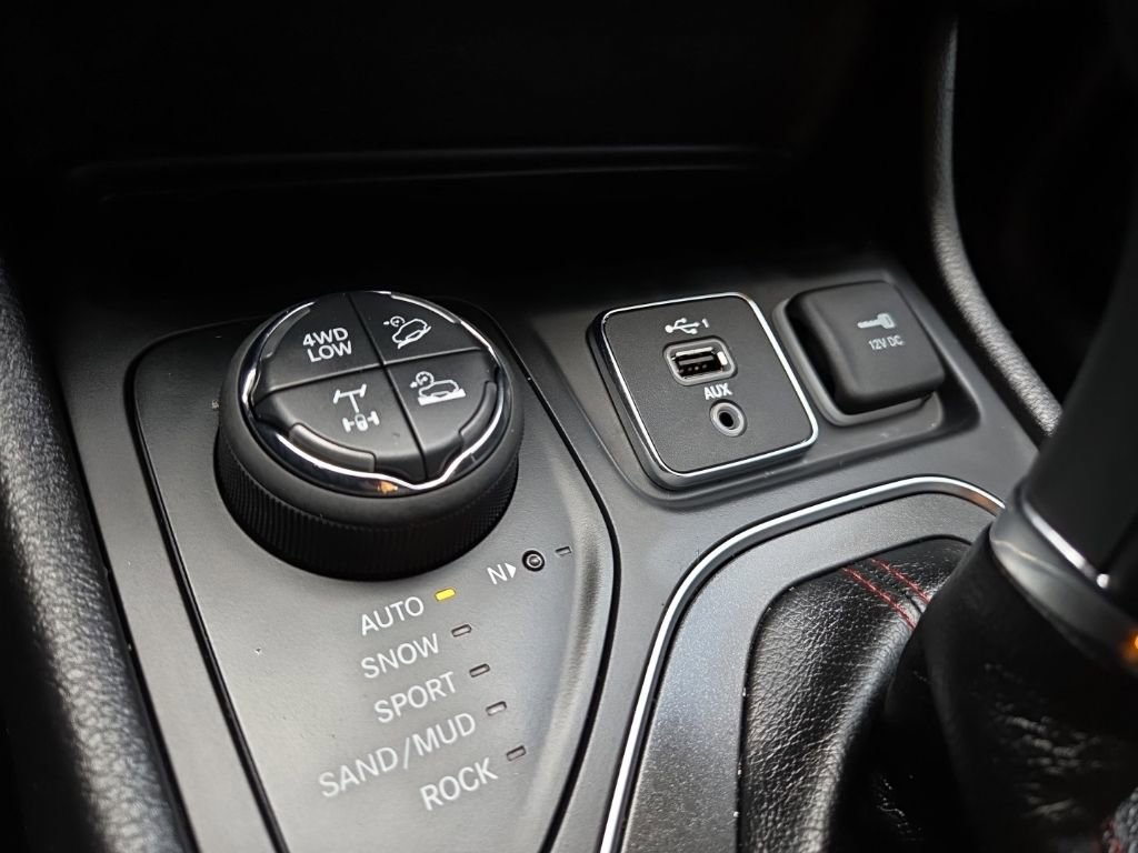 Used 2020 Jeep Cherokee Trailhawk w/ Technology Group image 40