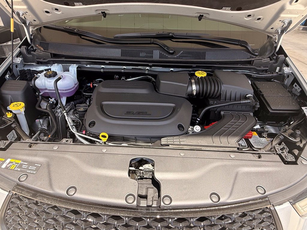 New 2026 Chrysler Pacifica Limited w/ Uconnect Theater Family Group FWD image 32