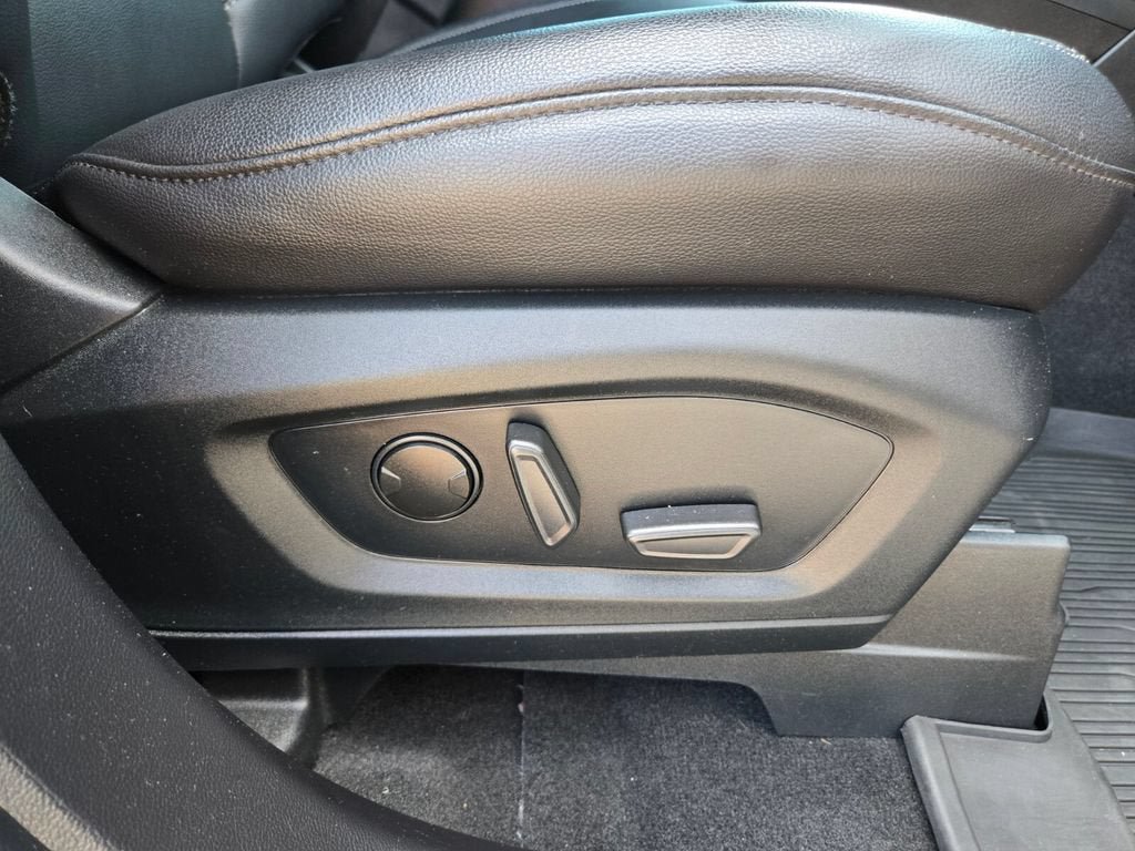 Used 2020 Ford Explorer XLT w/ Equipment Group 202A AWD/4WD image 22