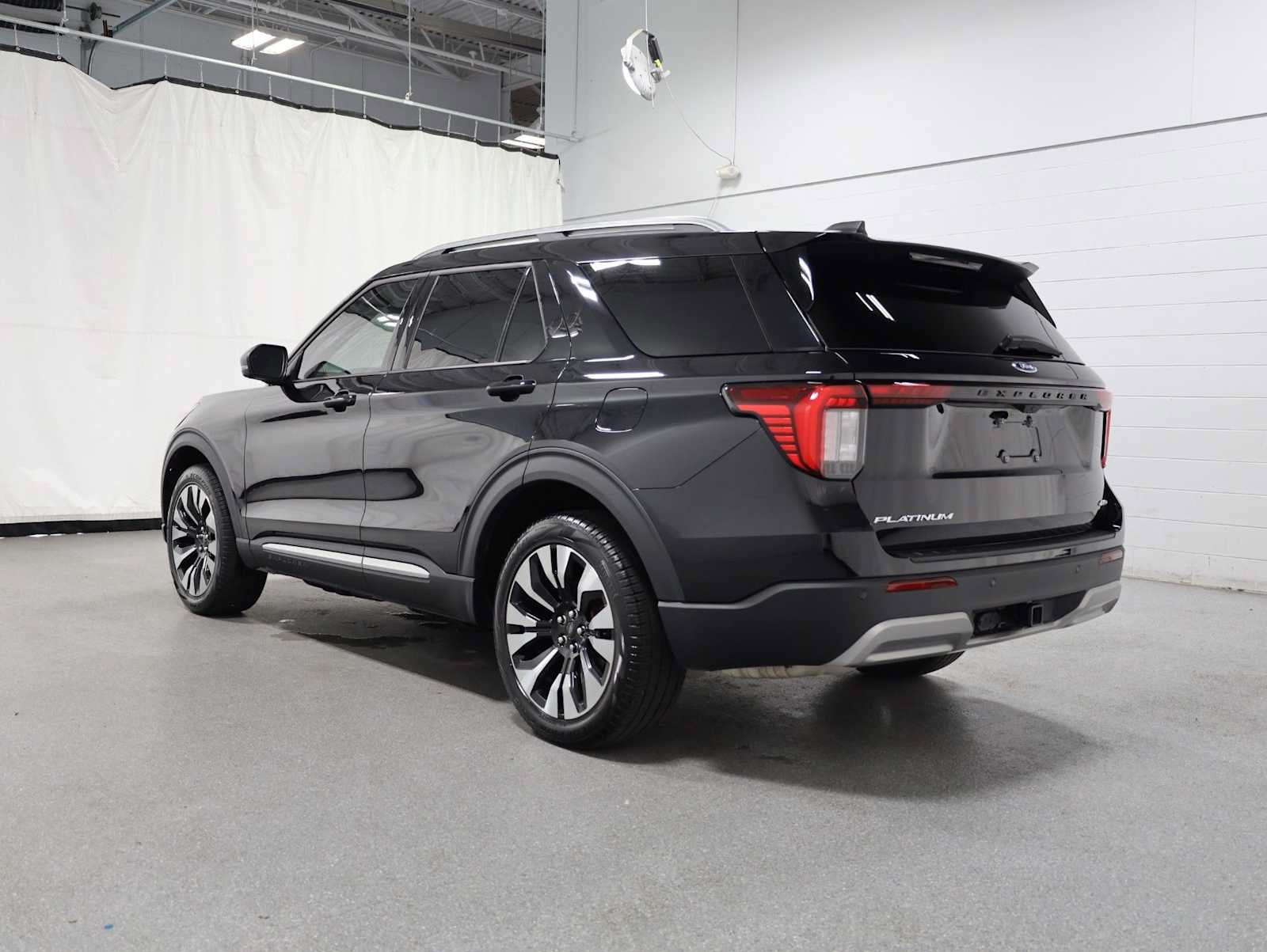 Used 2025 Ford Explorer Platinum w/ LUX Leather Package AWD/4WD image 3