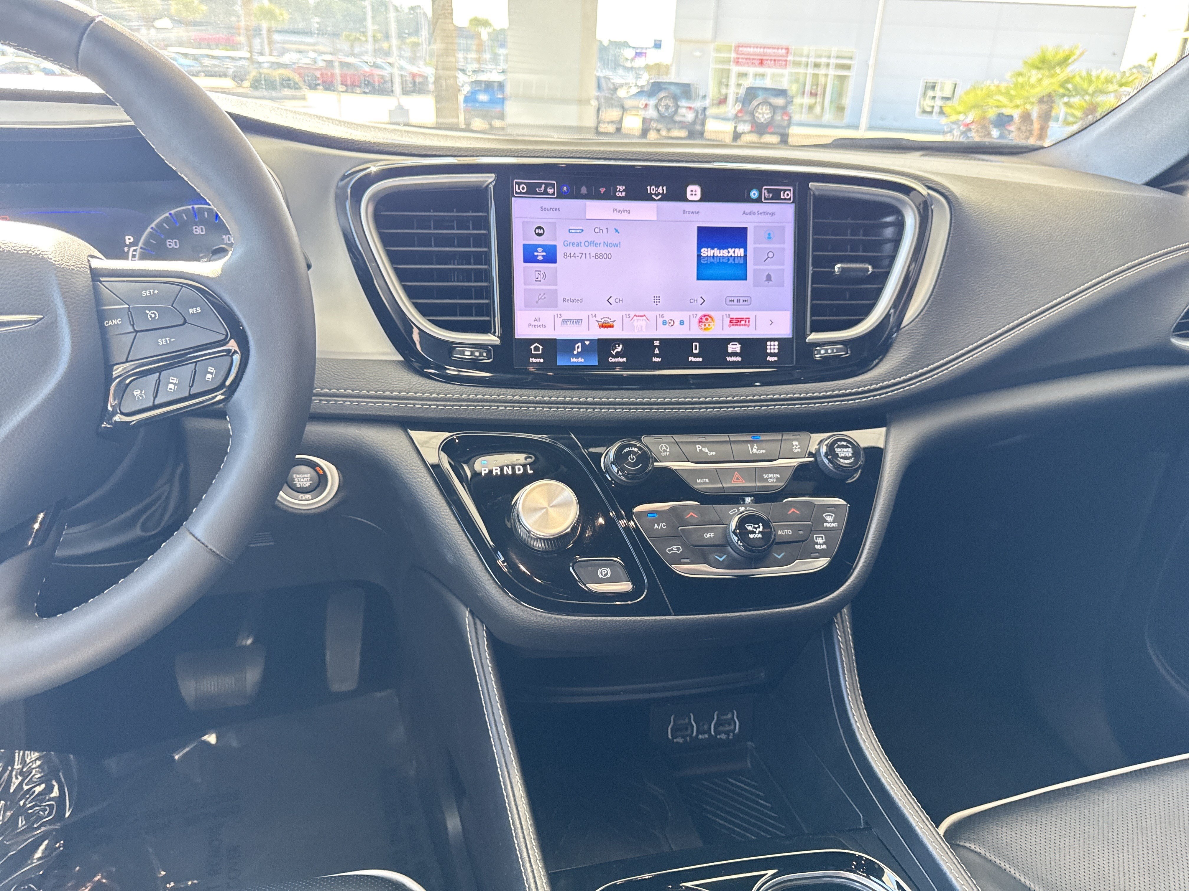 Used 2025 Chrysler Pacifica Limited FWD image 30