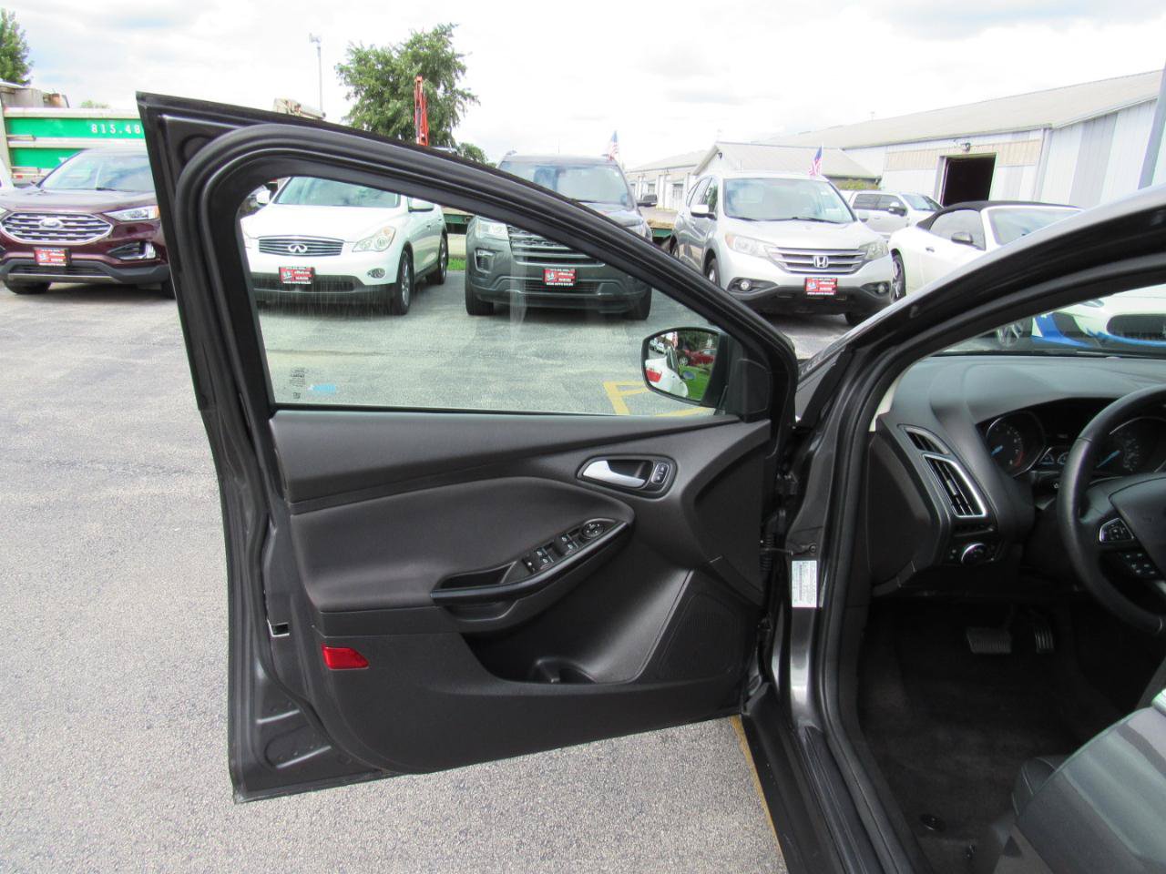 Used 2017 Ford Focus Titanium FWD image 12