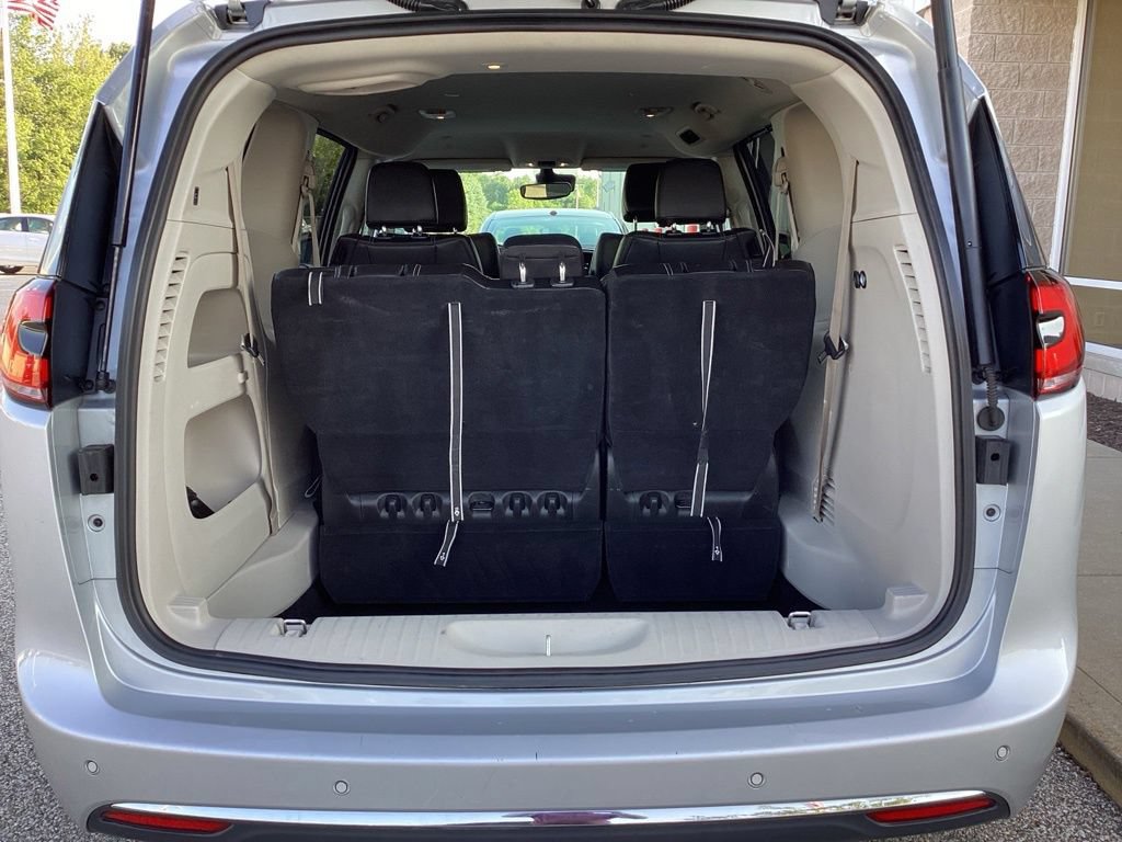 Used 2024 Chrysler Pacifica Touring-L FWD image 11