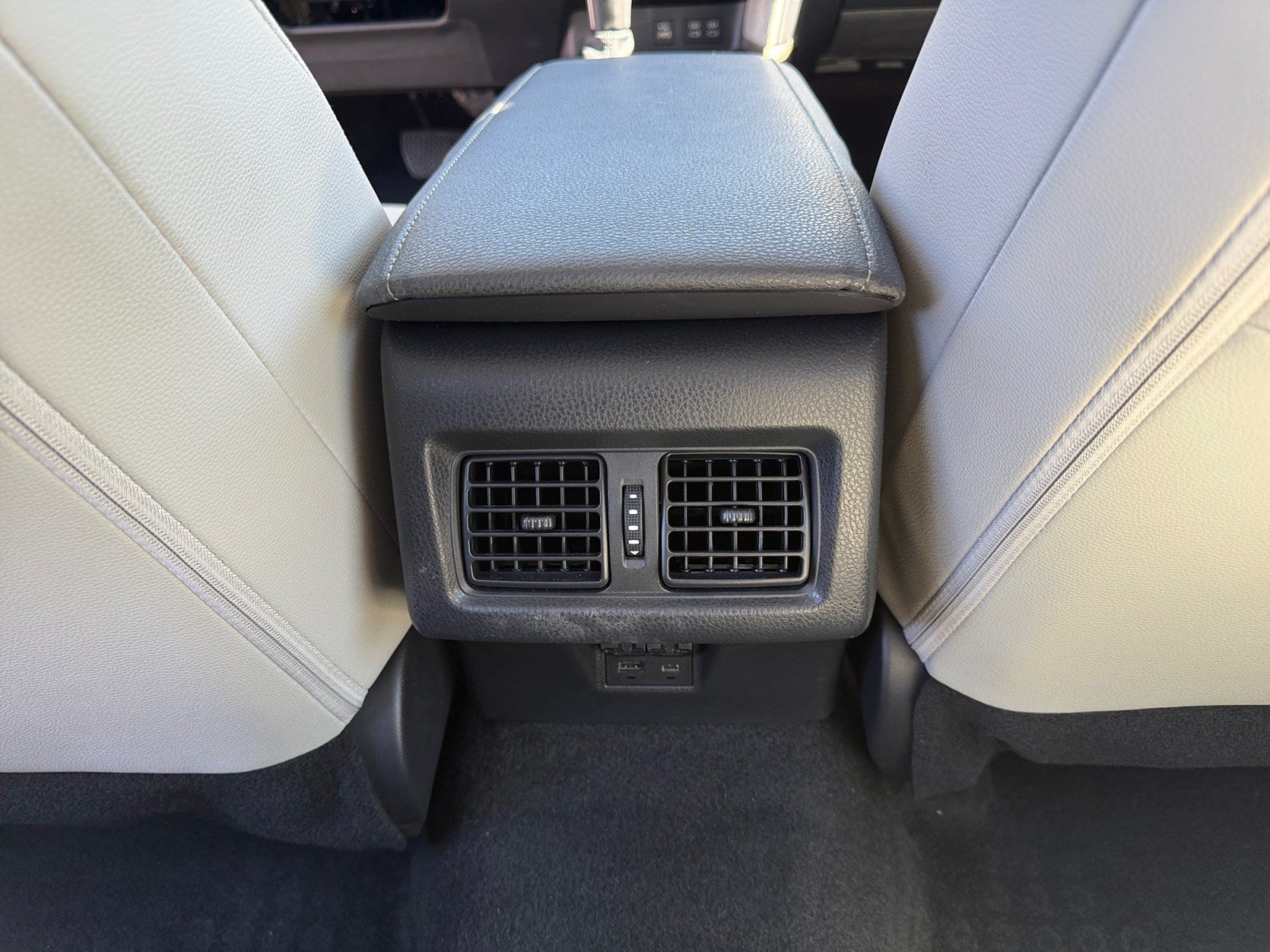 Used 2025 Toyota Camry XLE AWD/4WD image 30
