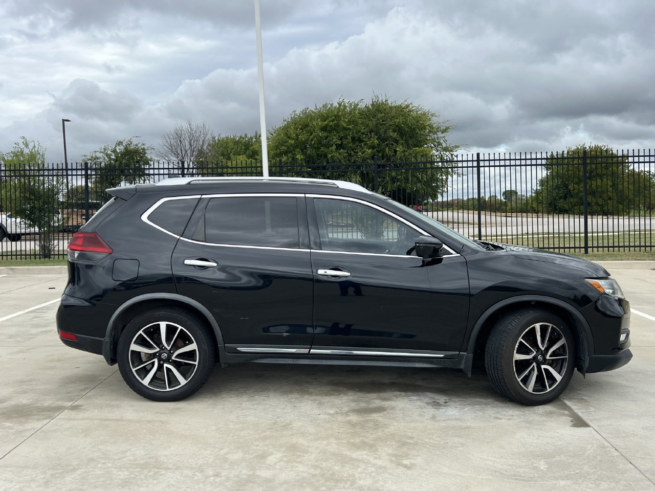 Used 2018 Nissan Rogue SL w/ Premium Package FWD image 3
