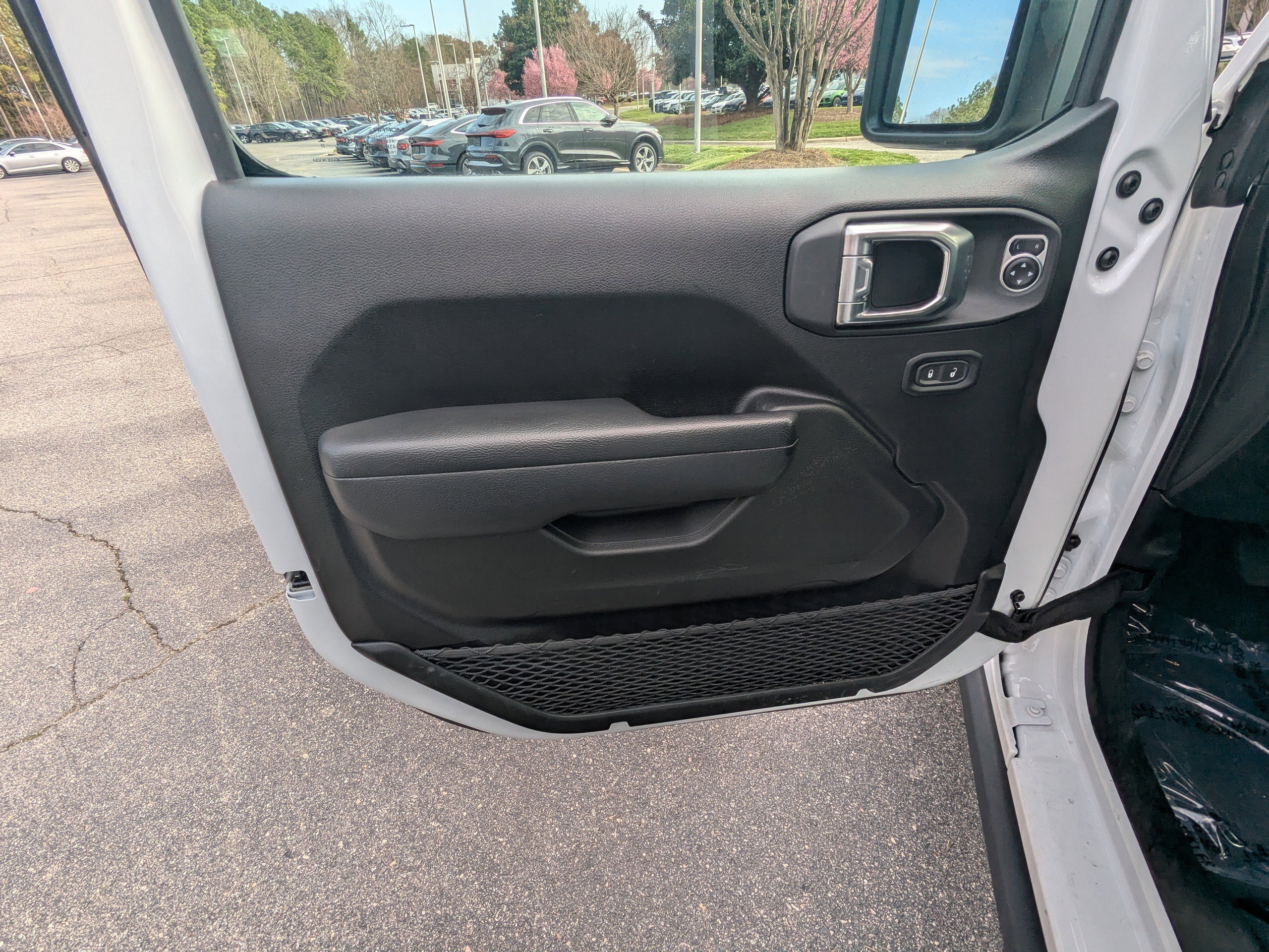 Used 2025 Jeep Wrangler Rubicon image 14