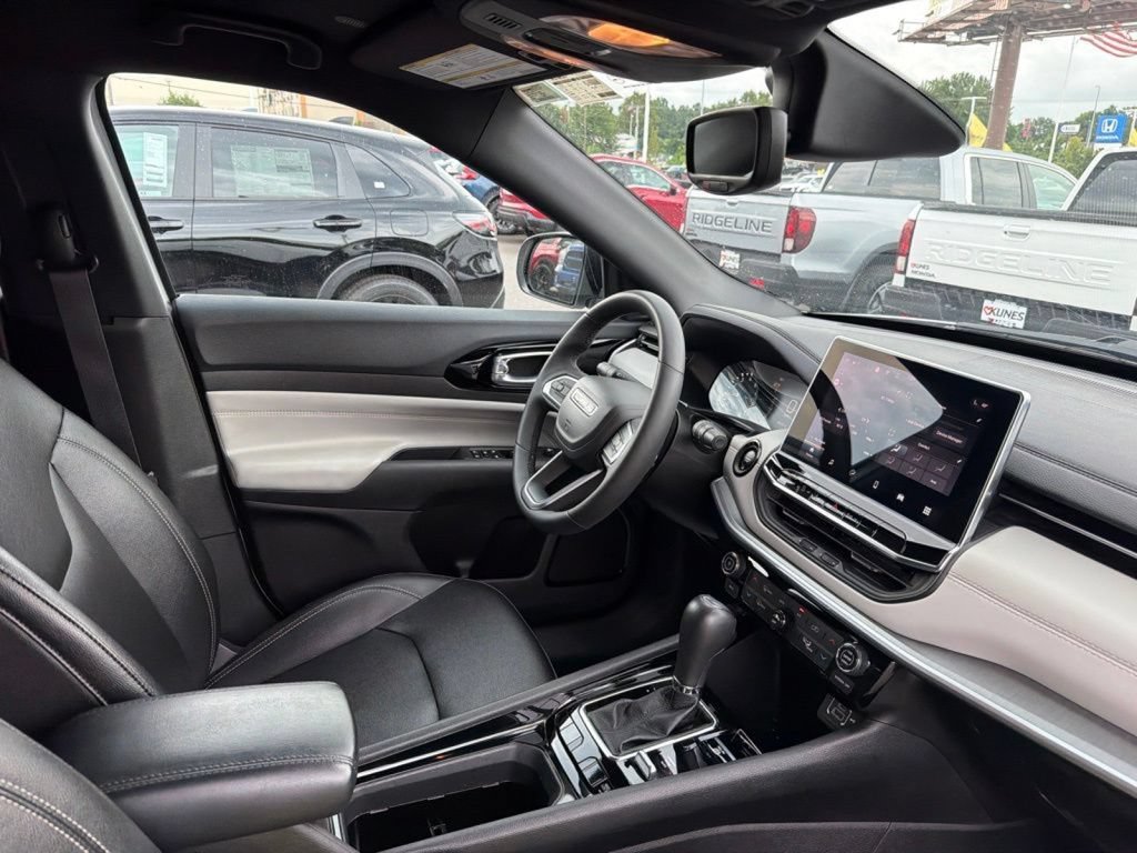 Used 2025 Jeep Compass Limited AWD/4WD image 14