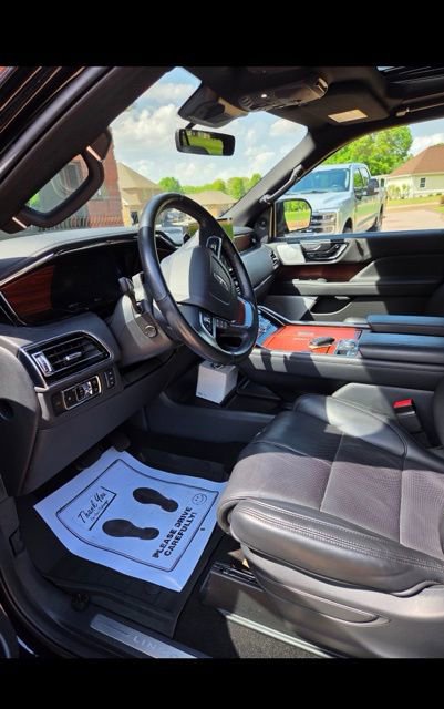 Used 2023 Lincoln Navigator Reserve AWD/4WD image 4