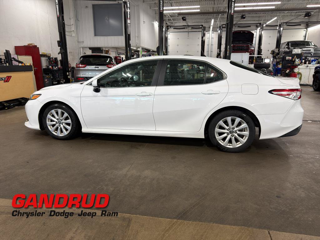 Used 2018 Toyota Camry LE FWD image 1