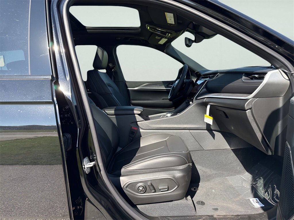 New 2025 Jeep Grand Cherokee Limited w/ Luxury Tech Group II image 10