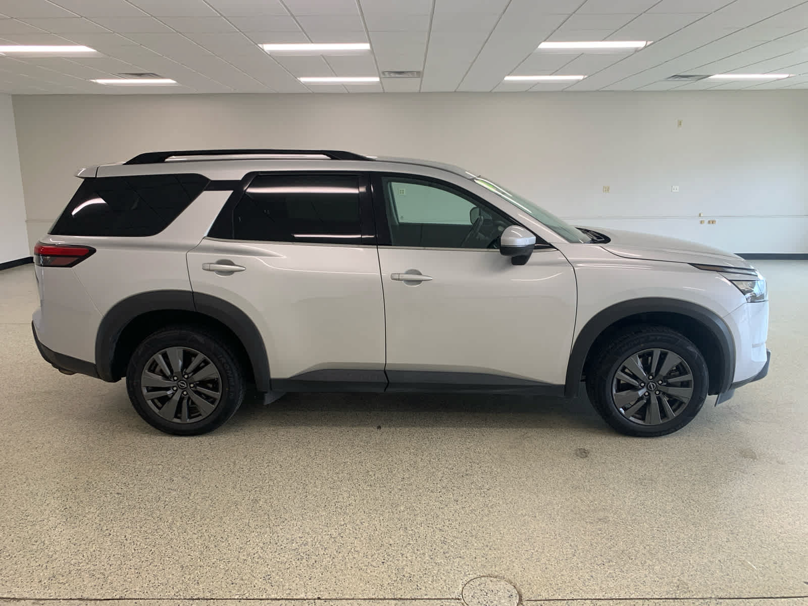 Used 2024 Nissan Pathfinder SV FWD image 5