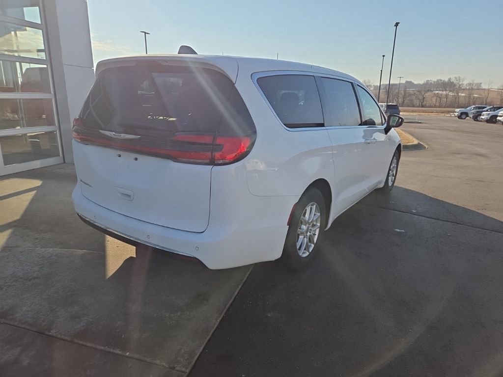 Used 2024 Chrysler Pacifica Touring-L image 6