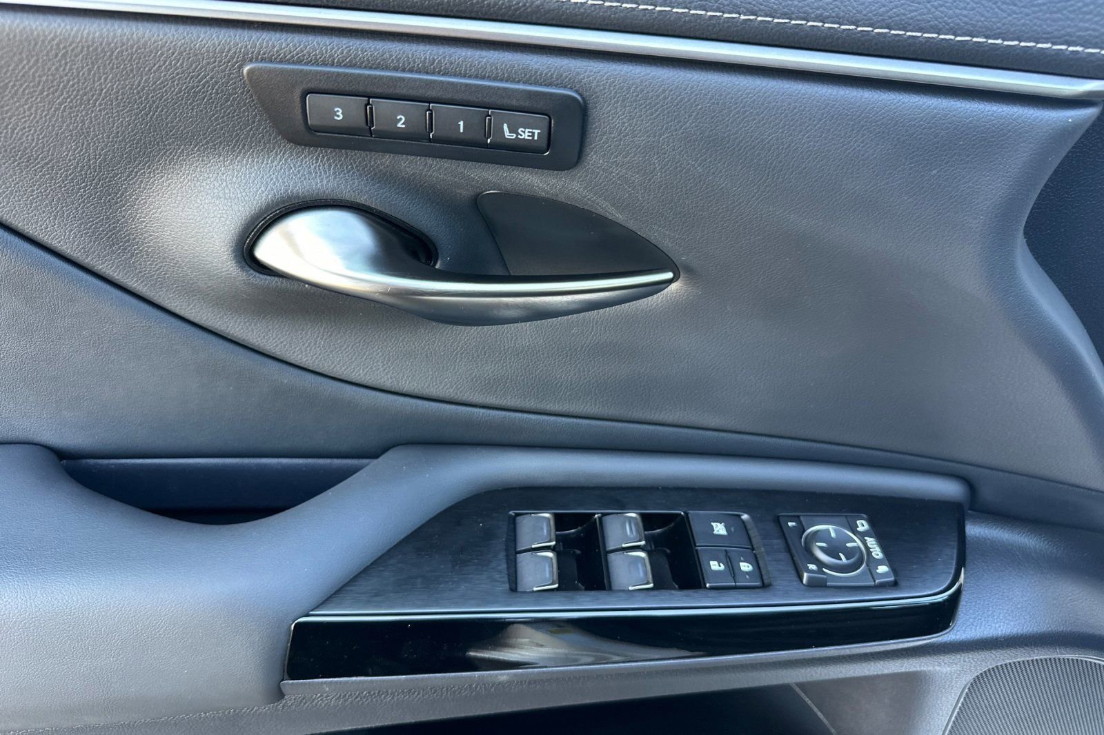 Certified 2025 Lexus ES 300h ES 300h w/ Premium Package image 12