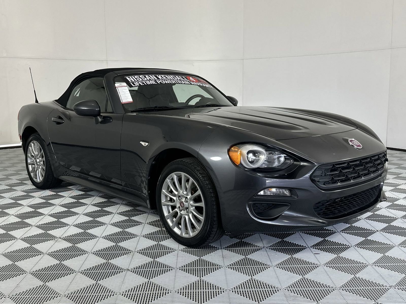 Used 2018 FIAT 124 Spider Classica w/ Technology & Siriusxm Group image 2