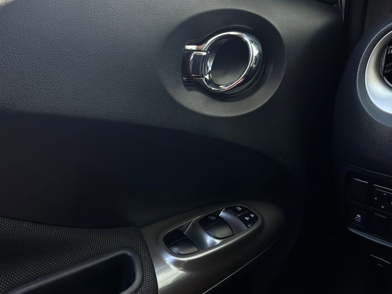 Used 2014 Nissan Juke SV image 19