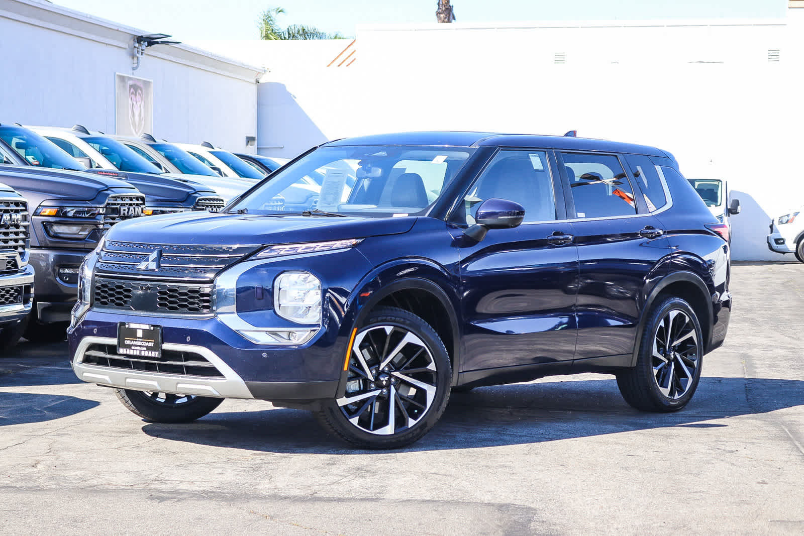 Used 2023 Mitsubishi Outlander SE AWD/4WD image 1